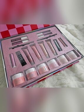 New In Box Elle Pucker Up Full Lip Collection